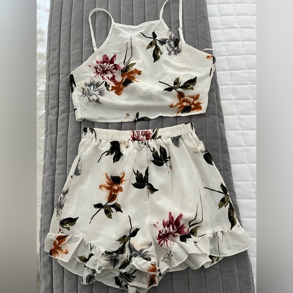 Love & Other Things Pants - LOVE & OTHER THINGS White Floral 2-Piece Shorts Set Size XS